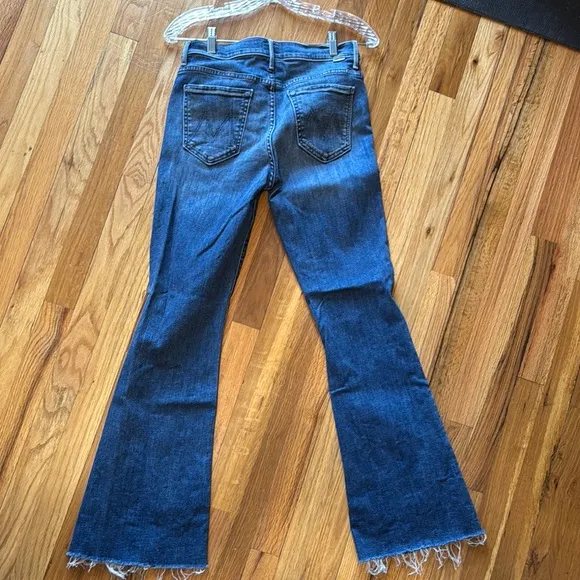 Mother Denim Women's &quot;The Weekender Fray&quot; Blue Flared Jeans sz 27, flattering