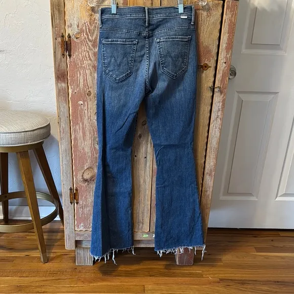 Mother Denim Women's &quot;The Weekender Fray&quot; Blue Flared Jeans sz 27, flattering