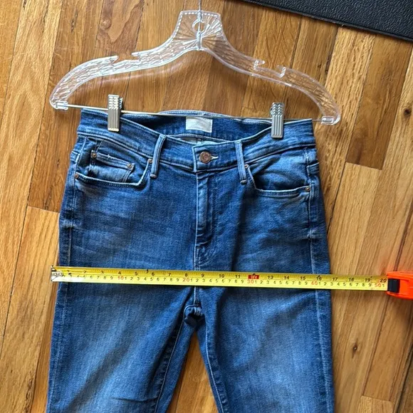 Mother Denim Women's &quot;The Weekender Fray&quot; Blue Flared Jeans sz 27, flattering