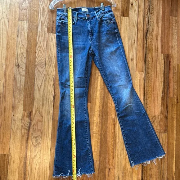 Mother Denim Women's &quot;The Weekender Fray&quot; Blue Flared Jeans sz 27, flattering