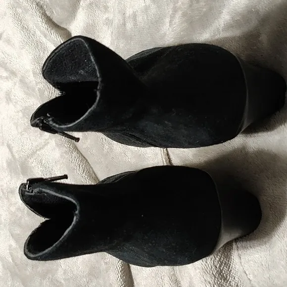 Munro Sueded Ankle Boots Black size 8.5