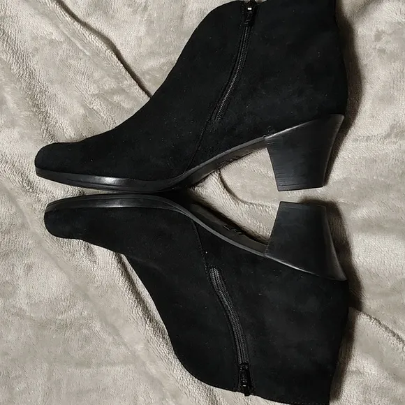 Munro Sueded Ankle Boots Black size 8.5