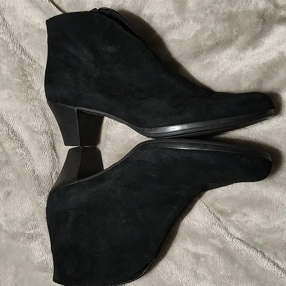 Munro Sueded Ankle Boots Black size 8.5