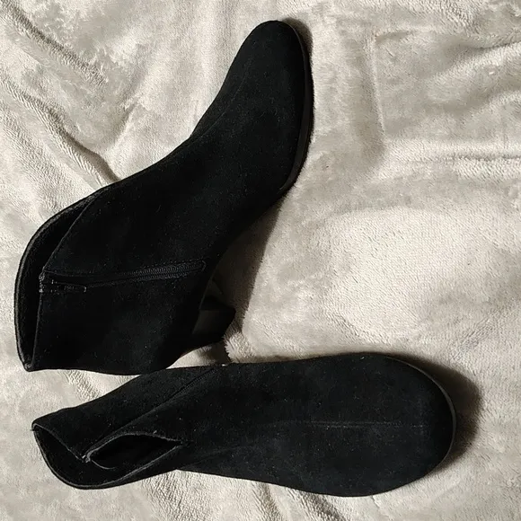 Munro Sueded Ankle Boots Black size 8.5