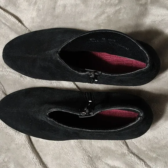 Munro Sueded Ankle Boots Black size 8.5