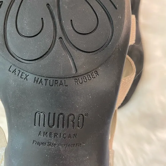 Munro tan and champagne strappy sandal, Sz. 9.5