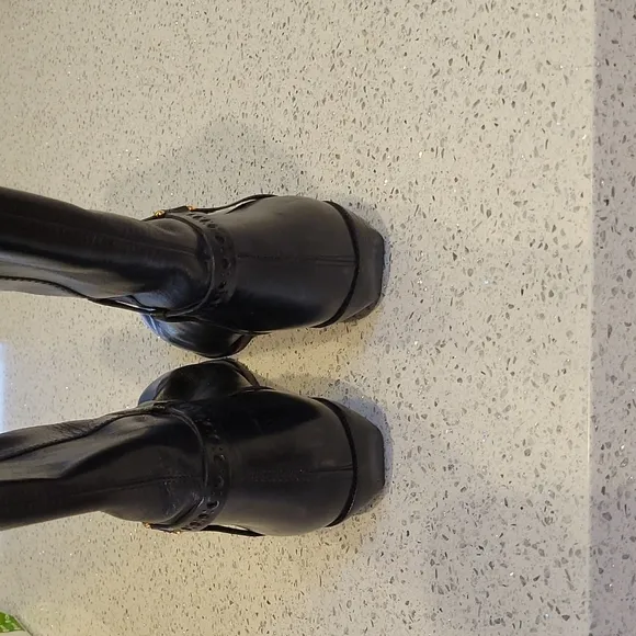 NEVER WORN ETIENNE AIGNER TALL EQUESTRIAN RIDING  LEATHER BOOTS.