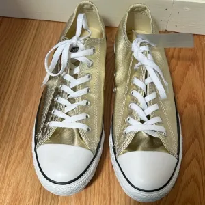 New! Converse unisex mens SZ 10 Women’s 12 metallic gold canvas sneakers.