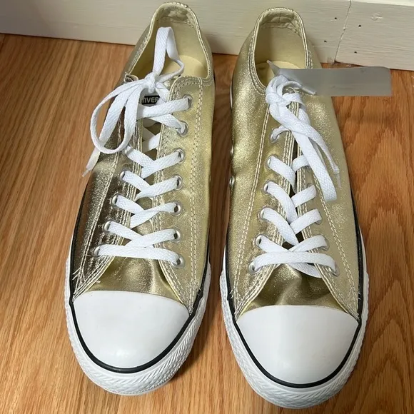 New! Converse unisex mens SZ 10 Women’s 12 metallic gold canvas sneakers.