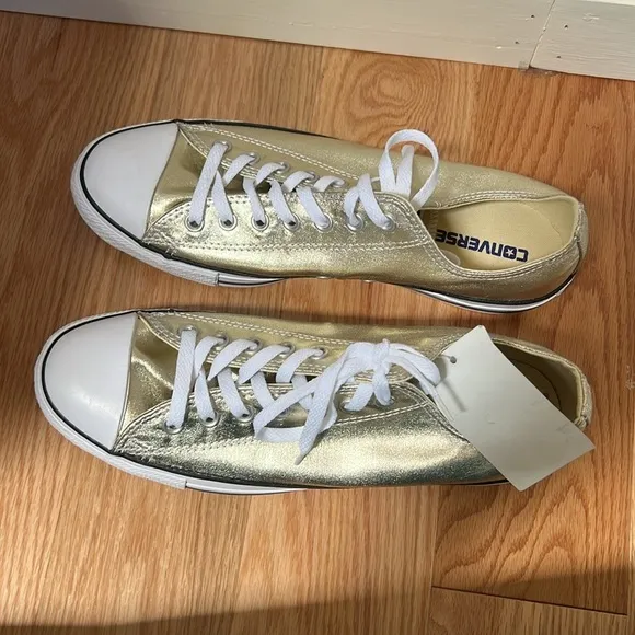 New! Converse unisex mens SZ 10 Women’s 12 metallic gold canvas sneakers.