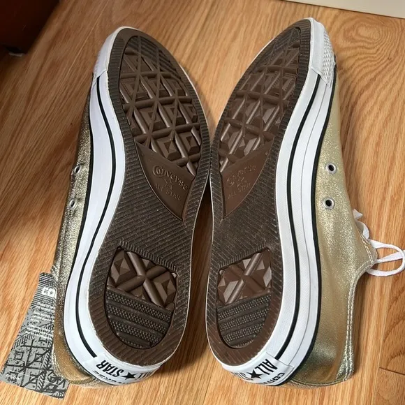 New! Converse unisex mens SZ 10 Women’s 12 metallic gold canvas sneakers.