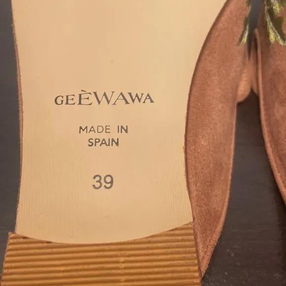 New GeeWaWa From Sundance Embroidered Brown Suede Loafers Size 39