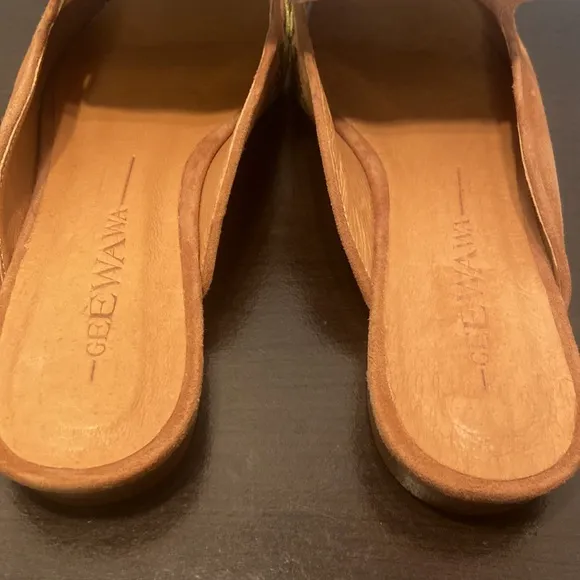 New GeeWaWa From Sundance Embroidered Brown Suede Loafers Size 39