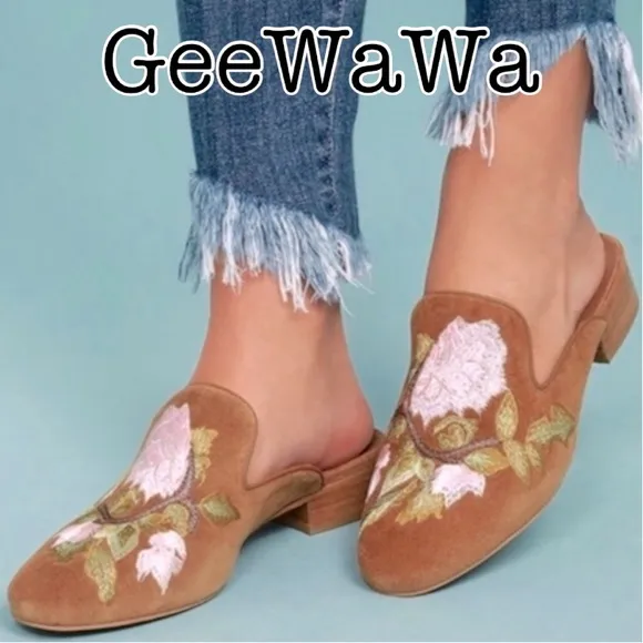 New GeeWaWa From Sundance Embroidered Brown Suede Loafers Size 39