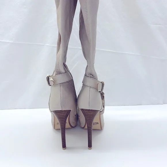 NEW Ivory Leather Heel Boots Size: 6
