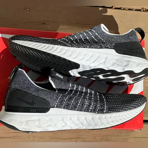 NEW Nike React Phantom Run FK 2 Casual Sneaker (Black / White) - Size Mens 11 US