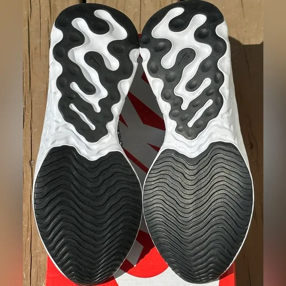 NEW Nike React Phantom Run FK 2 Casual Sneaker (Black / White) - Size Mens 11 US
