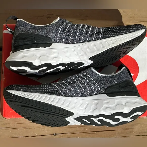 NEW Nike React Phantom Run FK 2 Casual Sneaker (Black / White) - Size Mens 11 US