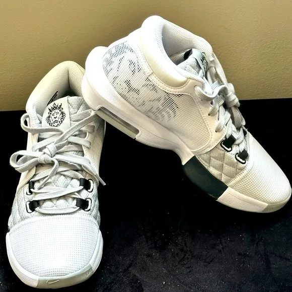 NEW Nike White / Black Lebron Witness 8 Casual Sneaker - US Size M 8.5 | W 10