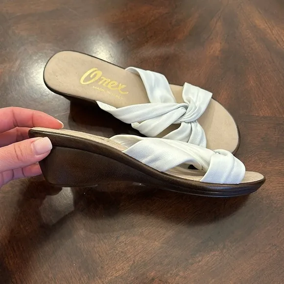 New Onex puffy wedge White wooden Sandals size 7