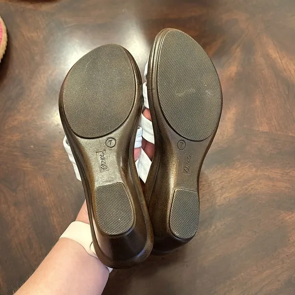 New Onex puffy wedge White wooden Sandals size 7