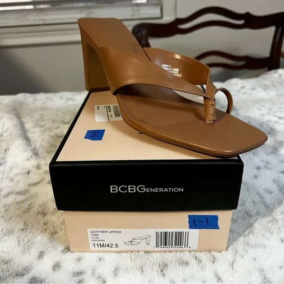 NIB BCBGeneration Leather Flian Toe Ring Tan Heel Sandals sz 11