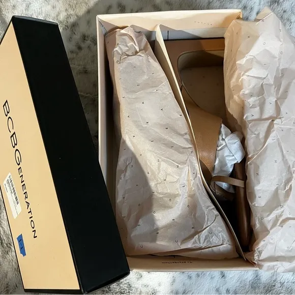 NIB BCBGeneration Leather Flian Toe Ring Tan Heel Sandals sz 11