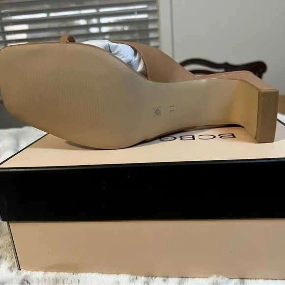 NIB BCBGeneration Leather Flian Toe Ring Tan Heel Sandals sz 11