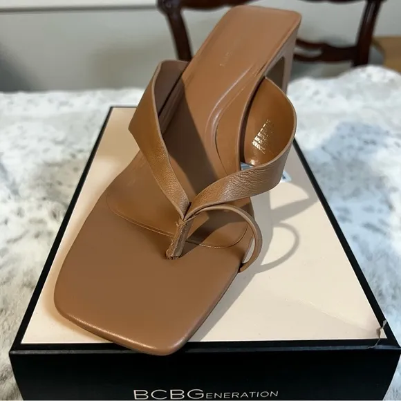 NIB BCBGeneration Leather Flian Toe Ring Tan Heel Sandals sz 11