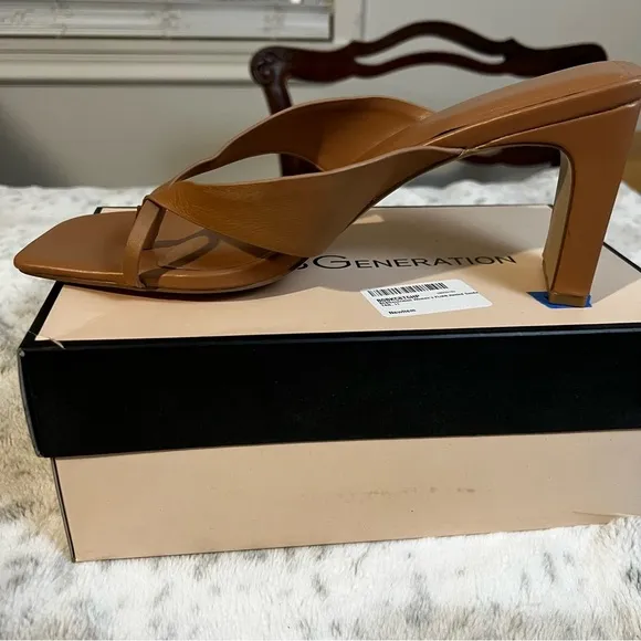 NIB BCBGeneration Leather Flian Toe Ring Tan Heel Sandals sz 11