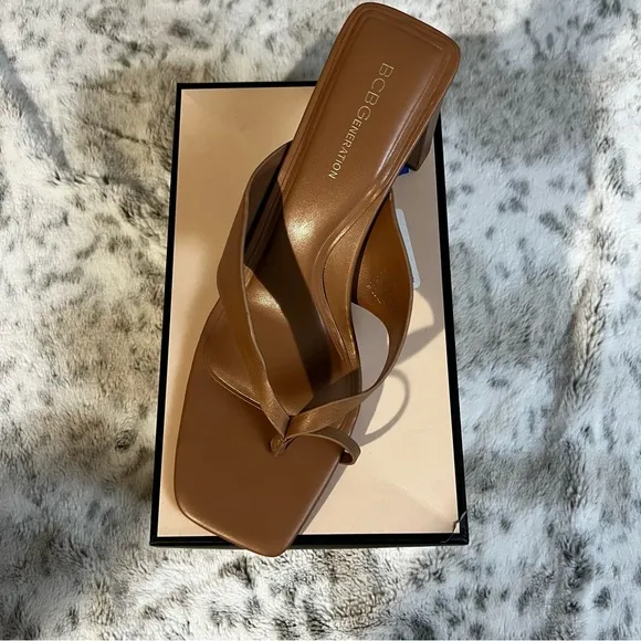 NIB BCBGeneration Leather Flian Toe Ring Tan Heel Sandals sz 11