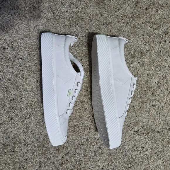 NIB Cariuma OCA Low Off-White Canvas Sneakers