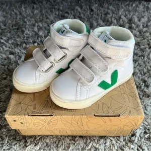 NIB - Veja Esplar High Top Sneakers in Green/White (US 6.5)