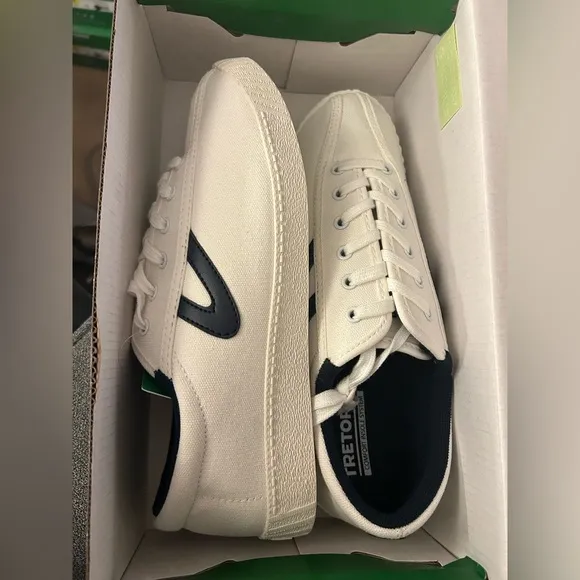 NIB Women’s Tretorn Size 9 Navy Lace-Up Canvas Sneakers