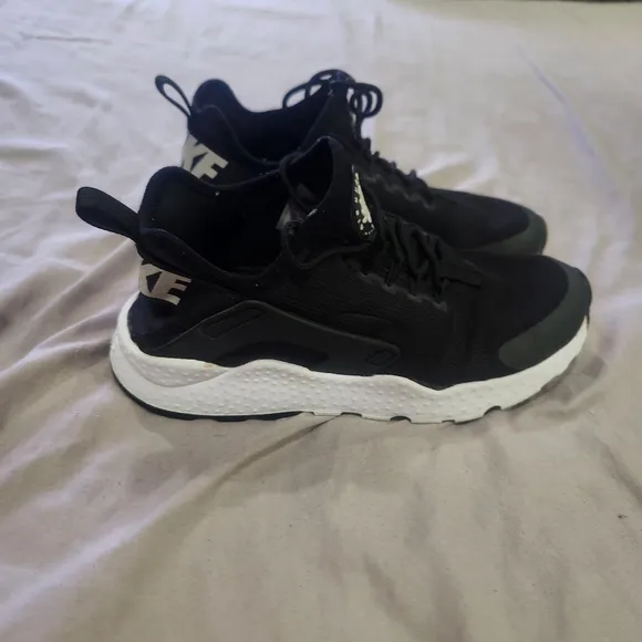 Nike Air Huarache Run Black and White Sneakers Sz 6.5