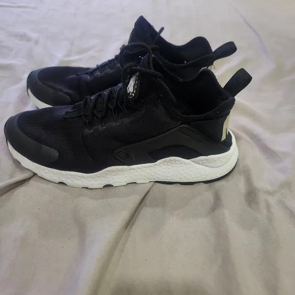 Nike Air Huarache Run Black and White Sneakers Sz 6.5