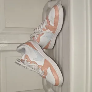 Nike &quot;Court Borough 2&quot; low casual sneakers - 6Y - peach/white canvas/leather