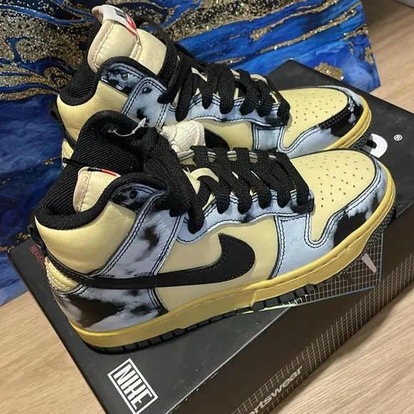 Nike dunk HI High-Top Sneakers in Black and Yellow size 4