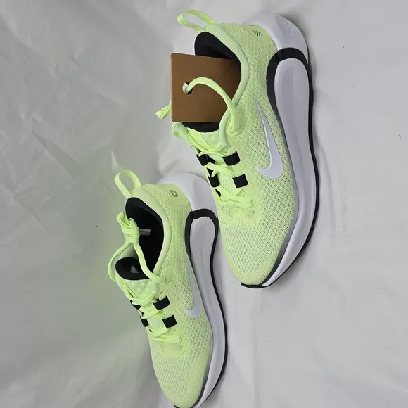Nike Infinity flow (gs) neon barely volt white black Kids 3Y NEW IN BOX AWESOME