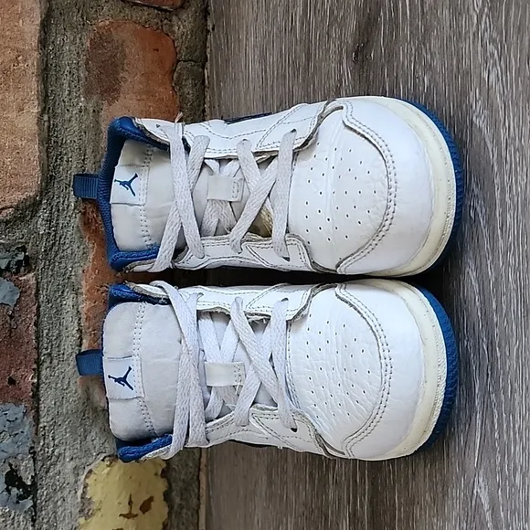 Nike Kids Air Jordan 1 Mid SE LaceUp Mudtop Sneakers White  Blue Sz 10C