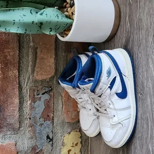 Nike Kids Air Jordan 1 Mid SE LaceUp Mudtop Sneakers White  Blue Sz 10C