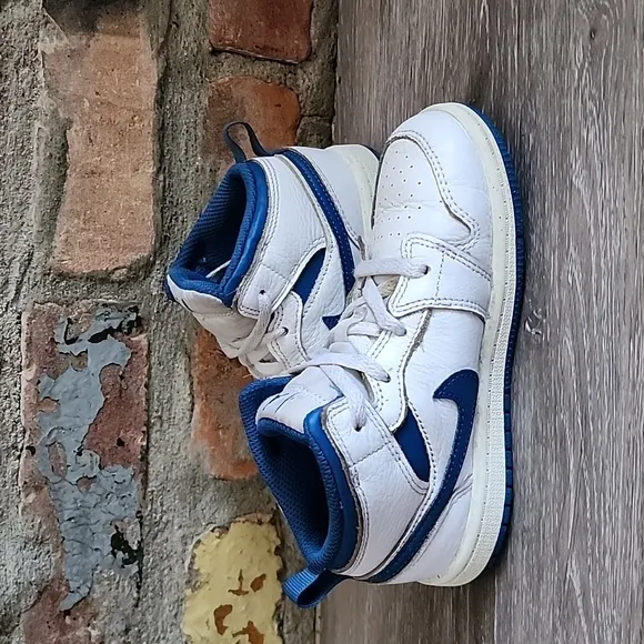 Nike Kids Air Jordan 1 Mid SE LaceUp Mudtop Sneakers White  Blue Sz 10C