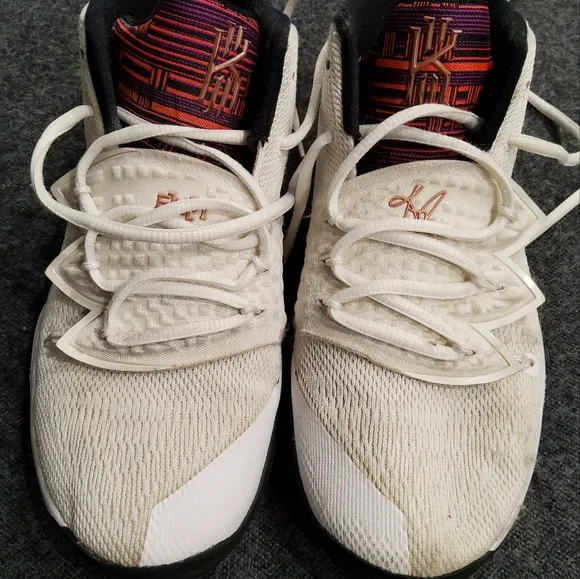 Nike Kyrie 5 &quot; Black History Month &quot; Boys Size 5,5
