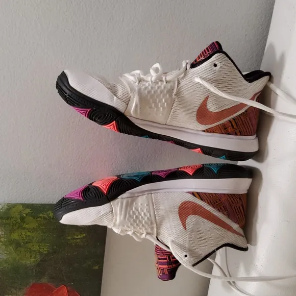 Nike Kyrie 5 &quot; Black History Month &quot; Boys Size 5,5