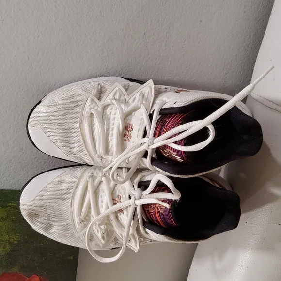 Nike Kyrie 5 &quot; Black History Month &quot; Boys Size 5,5