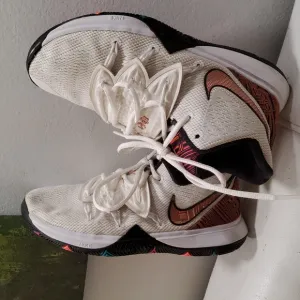 Nike Kyrie 5 &quot; Black History Month &quot; Boys Size 5,5