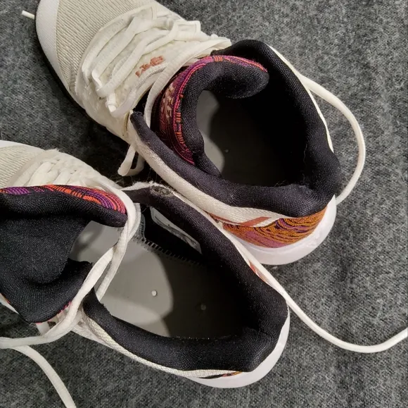 Nike Kyrie 5 &quot; Black History Month &quot; Boys Size 5,5