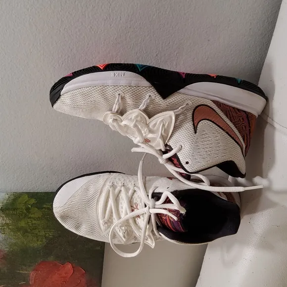Nike Kyrie 5 &quot; Black History Month &quot; Boys Size 5,5
