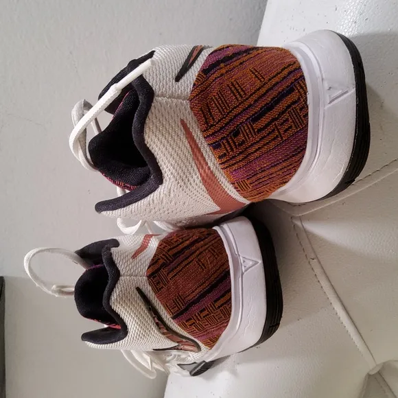Nike Kyrie 5 &quot; Black History Month &quot; Boys Size 5,5