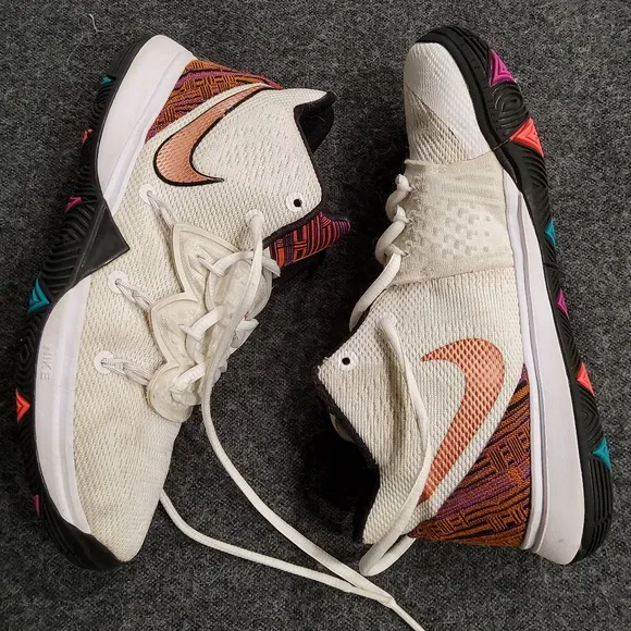 Nike Kyrie 5 &quot; Black History Month &quot; Boys Size 5,5